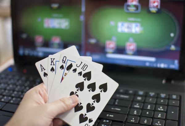 Myanmar ကစားသူ Mobile Phone ဖြင့် Online Slots Spin ပြုလုပ်နေပုံ